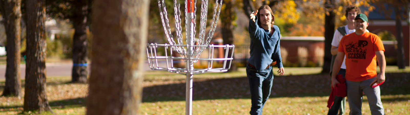 Northland students playing frisbee golf