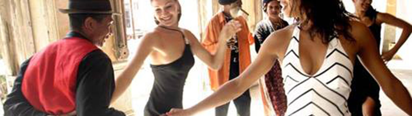 salsa dancers